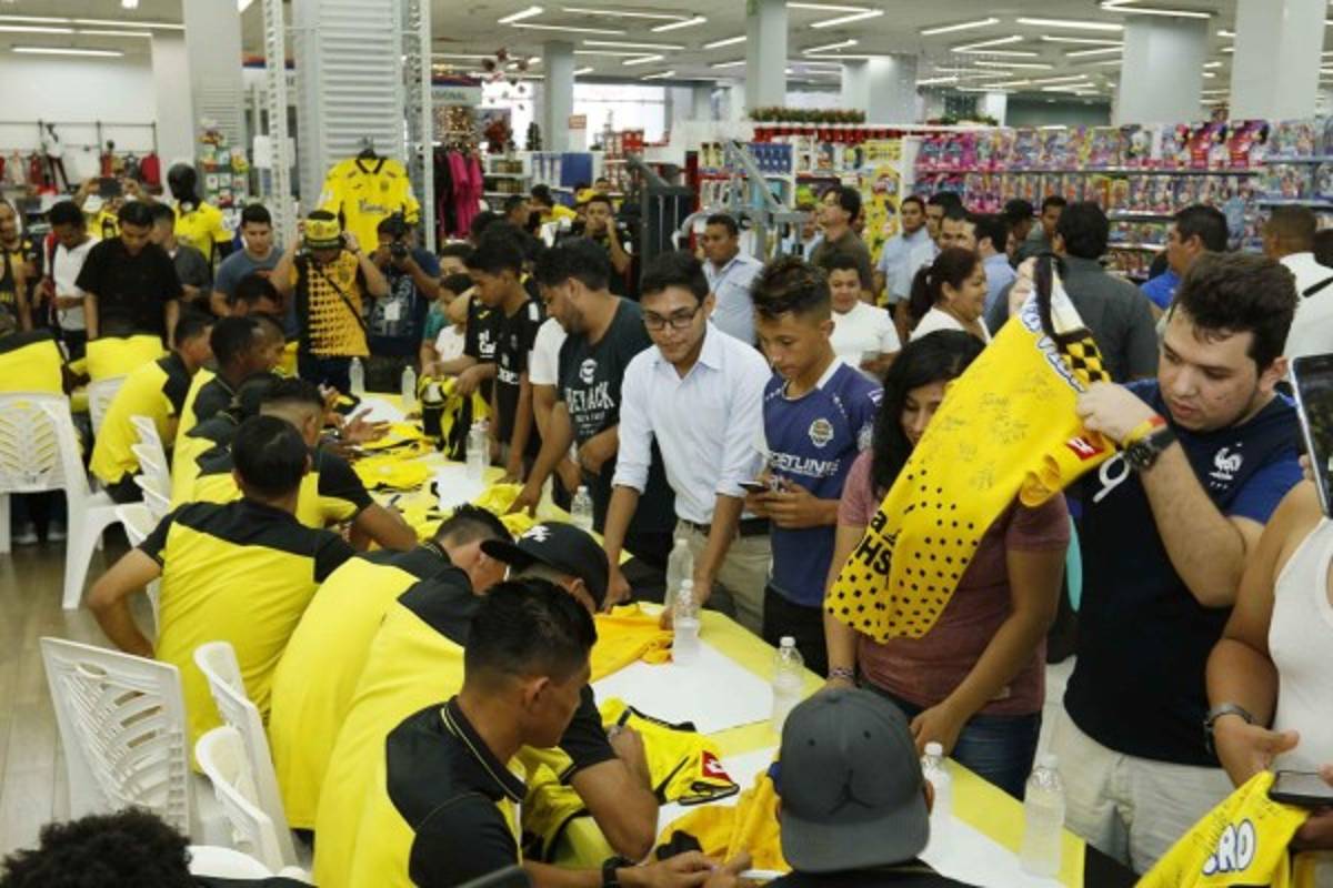 FOTOS: Real España comparte con sus aficionados en la tienda DIUNSA