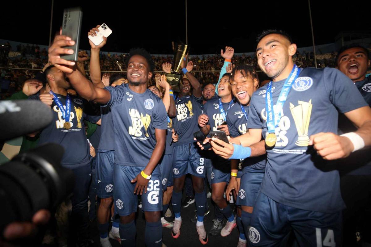 ¡Festejo del campeón! Besos al goleador, Diego Vázquez celebró en el camerino y locura de la plantilla de Motagua con el título