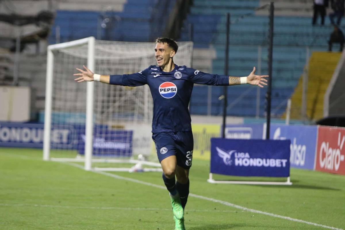 Doble récord y los besos de Auzmendi en su hat-trick y emotivo debut en el Motagua, ¿quién es el niño que brilló?