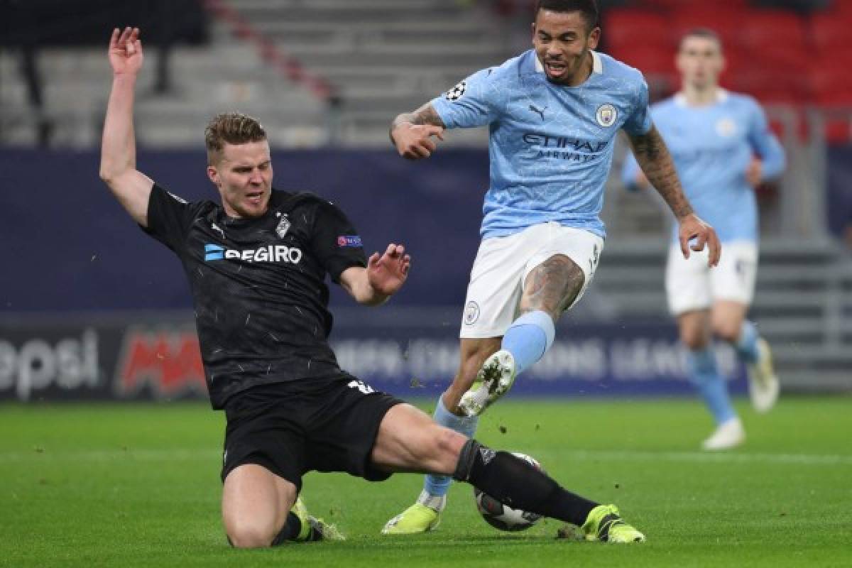 Moenchengladbach's Swiss defender Nico Elvedi (L) and Manchester City's Brazilian striker Gabriel Jesus vie for the ball during the UEFA Champions League, last 16, 1st-leg football match Borussia Moenchengladbach v Manchester City at the Puskas Arena in Budapest on February 24, 2021. (Photo by FERENC ISZA / AFP)