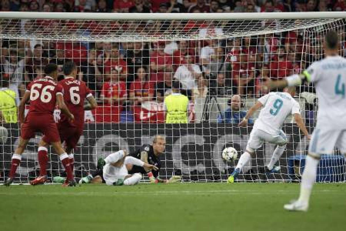 Real Madrid's French forward Karim Benzema (2R) scores a goal which was later disallowed during the UEFA Champions League final football match between Liverpool and Real Madrid at the Olympic Stadium in Kiev, Ukraine on May 26, 2018. / AFP PHOTO / LLUIS GENE