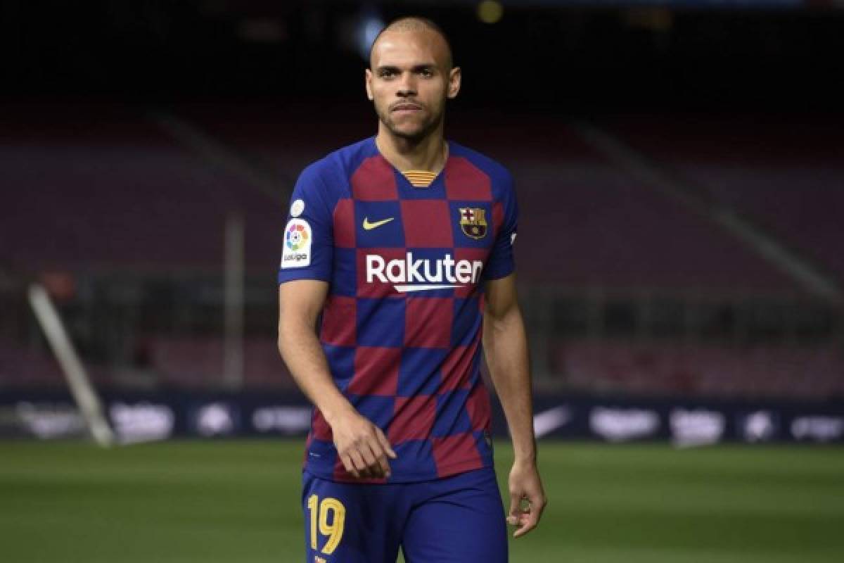 Barcelona's Danish striker Martin Braithwaite poses during his official presentation at the Camp Nou stadium in Barcelona on February 20, 2020. (Photo by Josep LAGO / AFP)