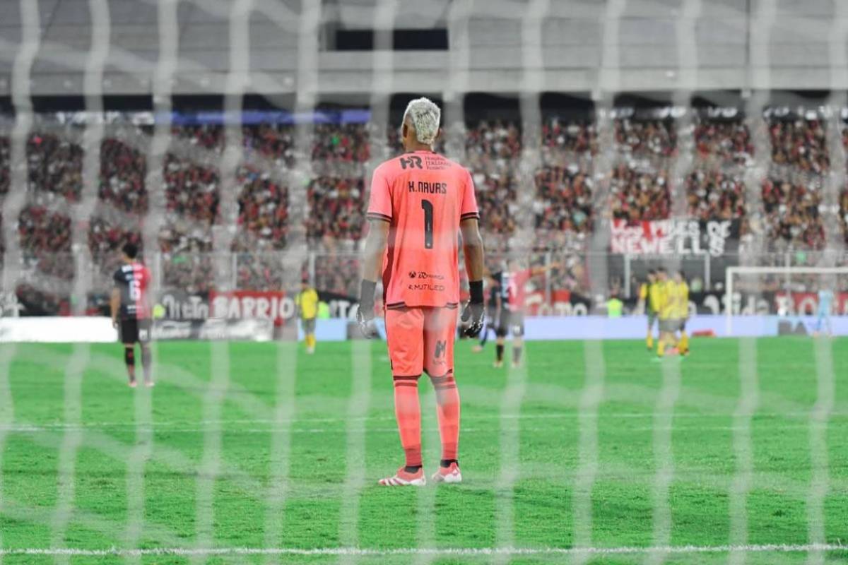Keylor Navas se lució en su debut con Newell’s en Argentina: recibió premio y espectacular postal con la afición