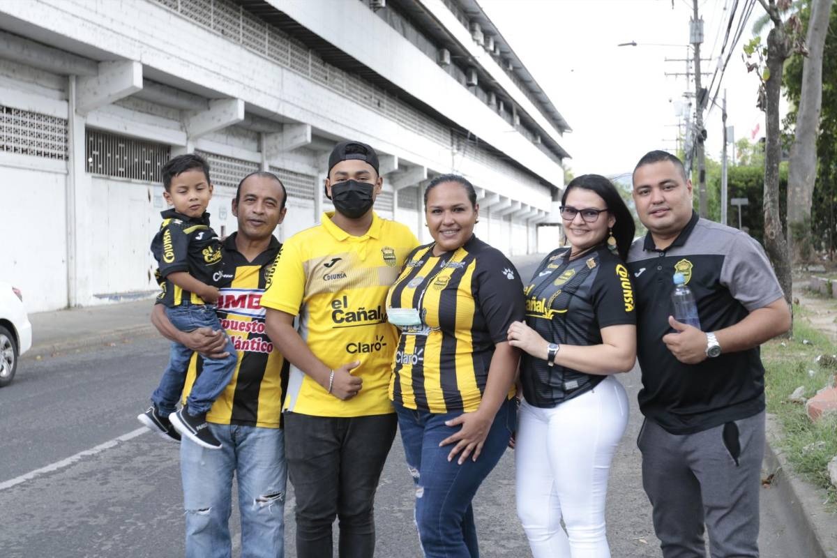 ¿A quién ‘espiaba’ Héctor Vargas? Derroche de bellezas, pasillo a Motagua, el abrazo de Obando con su hijo y tremendo ambiente en Olancho