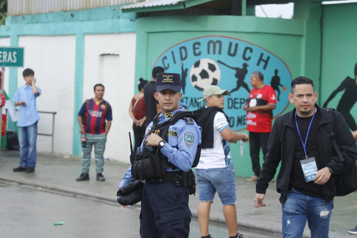 Ambientazo en el estadio Rubén Deras, hermosas jóvenes y ni la lluvia detiene la gran final del ascenso de Honduras entre CD Choloma y Platense