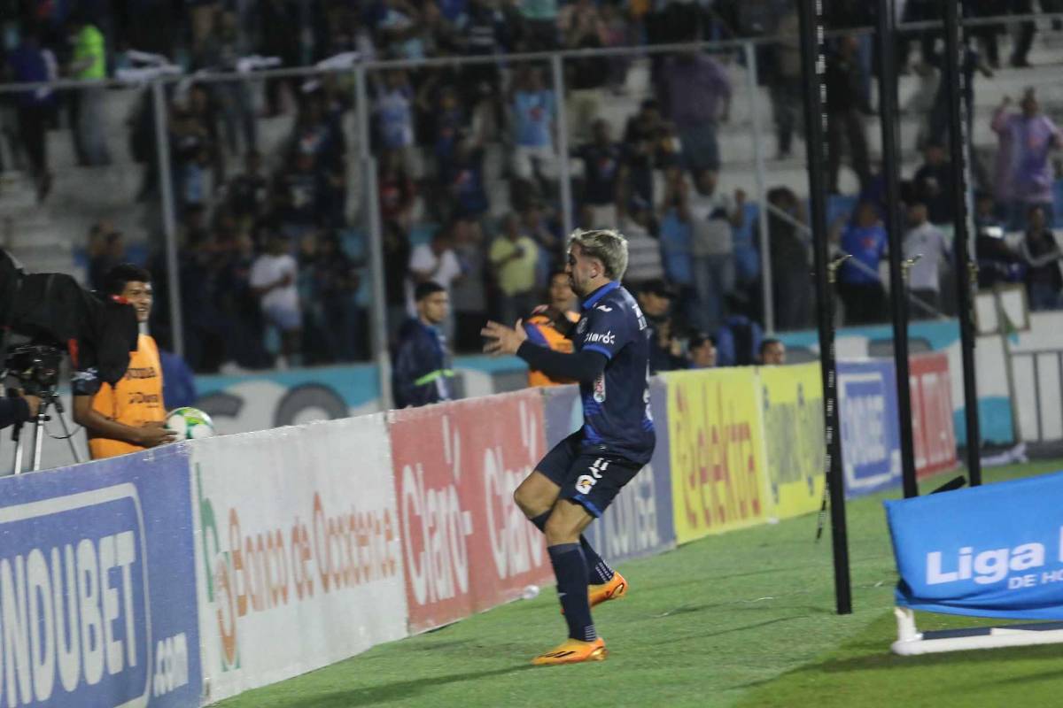 ¿Quién era la chica de rojo? La sangre se hizo presente en la cancha, las preciosas chicas de Motagua y ¿quién comía tajaditas?