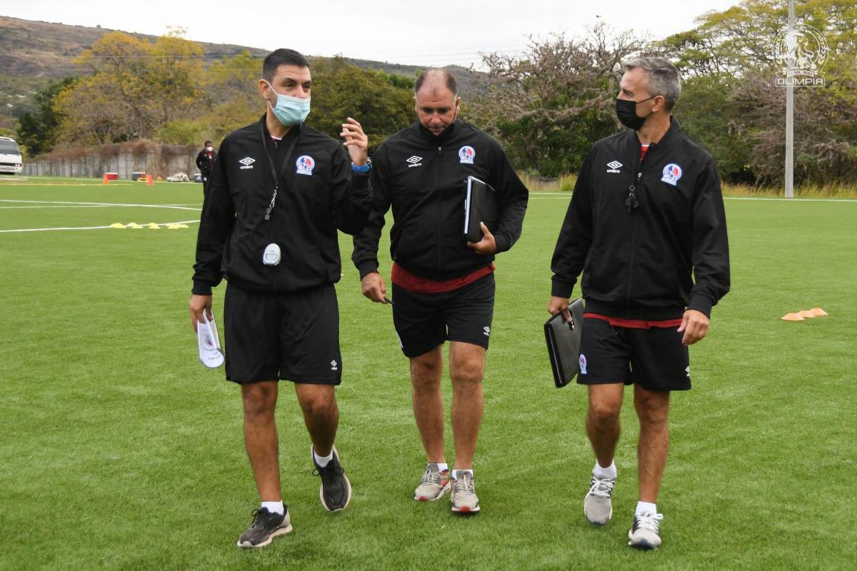 ¡Charla, risas y un conocido! Así fue el primer entrenamiento del argentino Pablo Lavallén en el Olimpia
