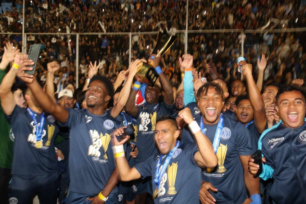 ¡Festejo del campeón! Besos al goleador, Diego Vázquez celebró en el camerino y locura de la plantilla de Motagua con el título
