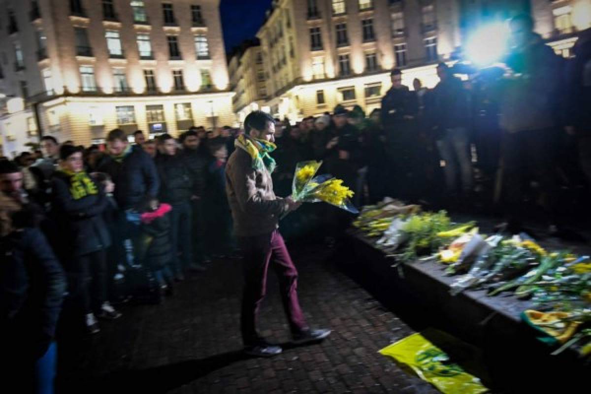 Llanto y oraciones: Conmovedor homenaje a Emiliano Sala por parte de los hinchas del Nantes