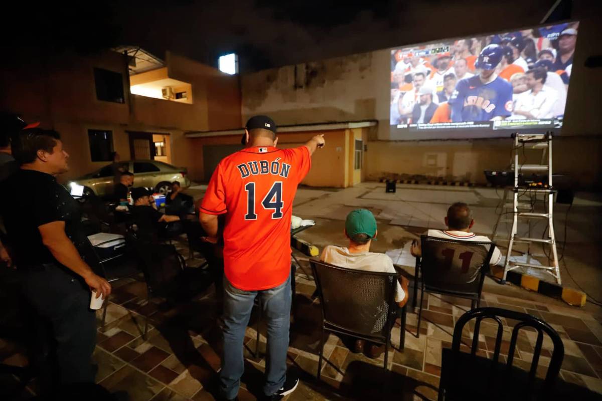 Muy emotivo: padre de Mauricio Dubón rompe en llanto celebrando la Serie Mundial en Tegucigalpa con seres queridos