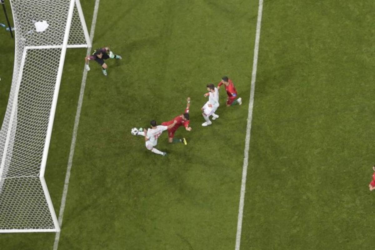 NO VISTE EN TV: La cara de Cristiano Ronaldo antes del tiro libre y lo que hizo De Gea tras el juego