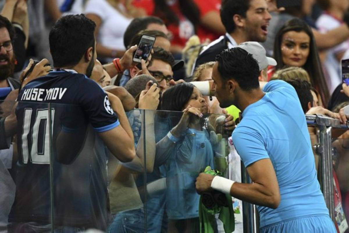 ¿Quién es la rubia? Costa Rica se despide con dignidad y el cambio de camisas