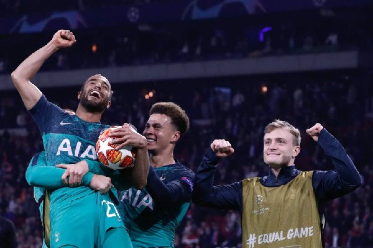 Tottenham's Brazilian forward Lucas (L) celebrates with teammates at the end of the UEFA Champions League semi-final second leg football match between Ajax Amsterdam and Tottenham Hotspur at the Johan Cruyff Arena, in Amsterdam, on May 8, 2019. - Tottenham fought back from three goals down on aggregate to stun Ajax 3-2 and set up a Champions League final against Liverpool. (Photo by Adrian DENNIS / AFP)