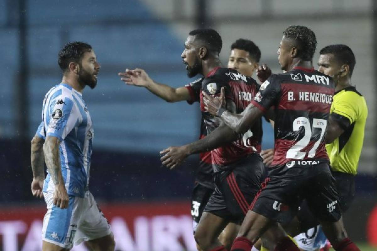 Brazil's Flamengo Gerson (2-L) argues with Argentina's Racing Club Chilean Eugenio Mena (L) during their closed-door Copa Libertadores round before the quarterfinals football match at the Presidente Peron stadium in Avellaneda, Buenos Aires Province, Argentina, on November 24, 2020. (Photo by Juan Ignacio RONCORONI / POOL / AFP)