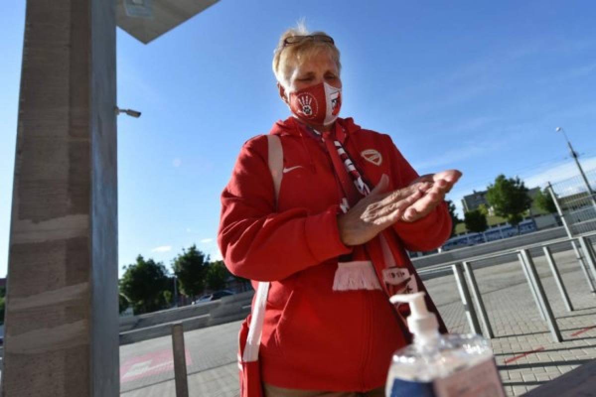 Sin mascarillas y otros sin respetar el distanciamiento: Aficionados vuelven al fútbol en Hungría