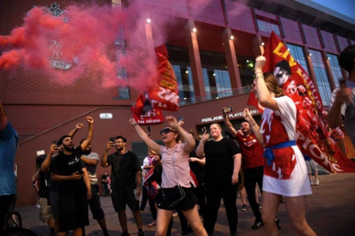 FOTOS: Así fue el brutal festejo de los hinchas del Liverpool tras conquistar la Premier League