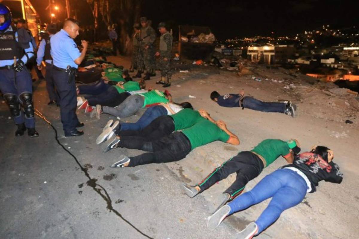 FOTOS: Barras del Olimpia y Marathón cruzan disparos en pleito
