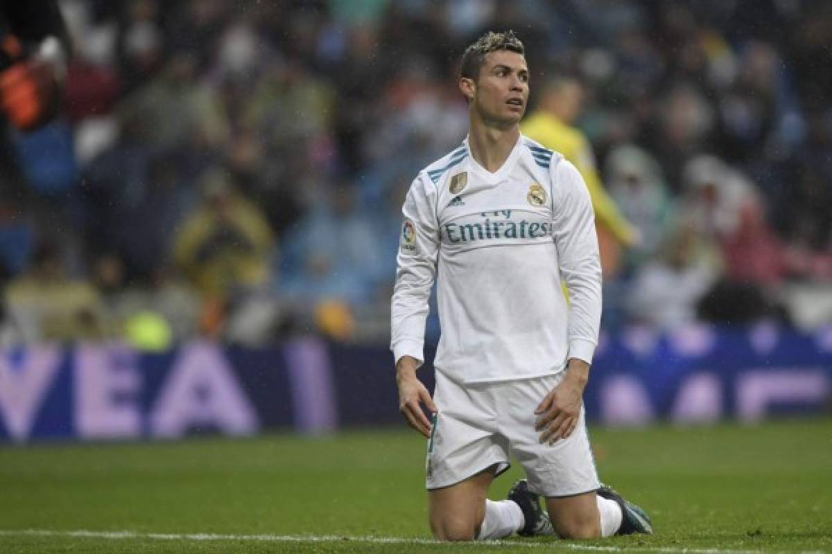 Real Madrid's Portuguese forward Cristiano Ronaldo reacts after missing a goal opportunity during the Spanish league football match between Real Madrid and Villarreal at the Santiago Bernabeu Stadium in Madrid on January 13, 2018. / AFP PHOTO / GABRIEL BOUYS