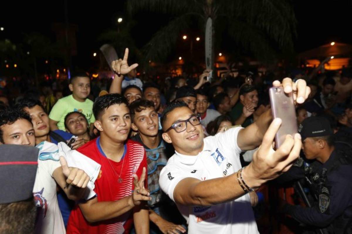 FOTOS EN CHOLOMA: El baile de Pinto, la selfie de Costly y el hombre vestido de mujer