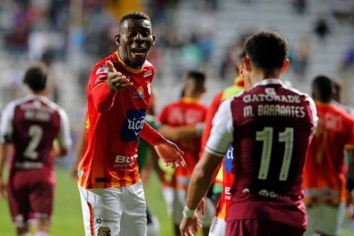 ¡Bochorno! Saprissa-Herediano terminó entre golpes, empujones e insultos