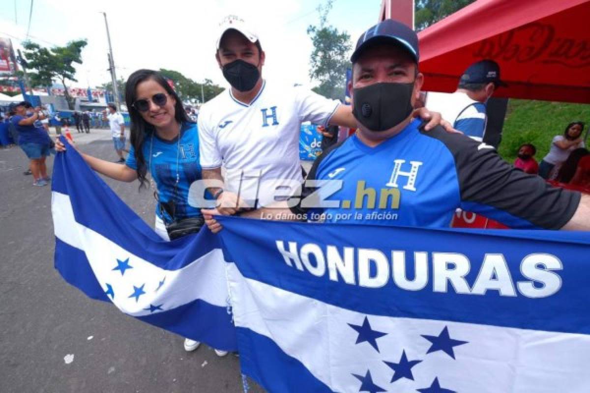 Las bellas chicas vaqueras, el prócer y el busito de la aventura en la previa del El Salvador vs Honduras