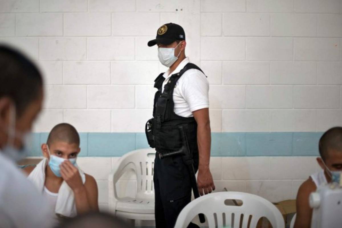 Ex mareros hacen mascarillas en Guatemala para prevenir el coronavirus: 'Ahora quisiera enmendar mis errores'