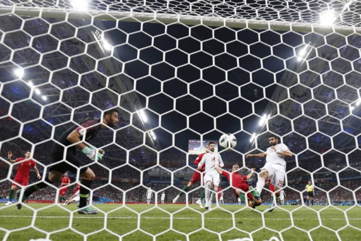 NO VISTE EN TV: La cara de Cristiano Ronaldo antes del tiro libre y lo que hizo De Gea tras el juego