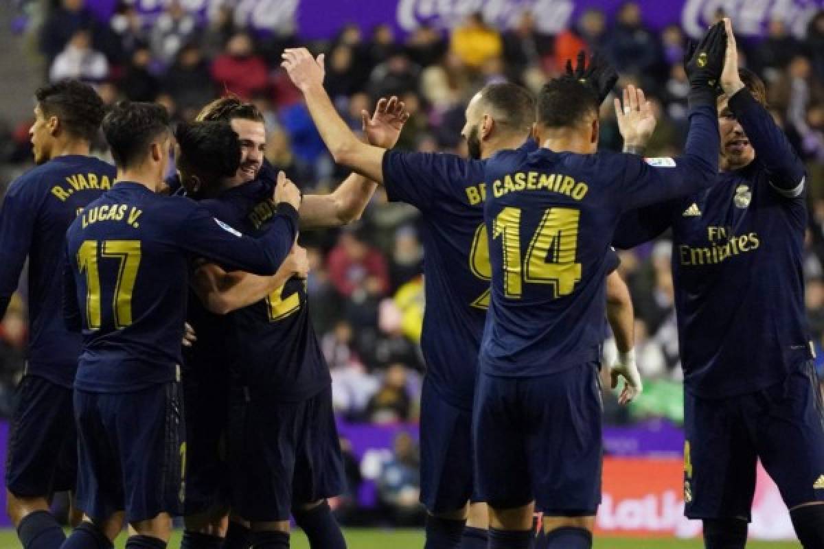 Real Madrid's Spanish defender Nacho Fernandez (4L) celebrates his goal with teammates during the Spanish league football match Real Valladolid FC against Real Madrid CF at the Jose Zorilla stadium in Valladolid on January 26, 2020. (Photo by CESAR MANSO / AFP)