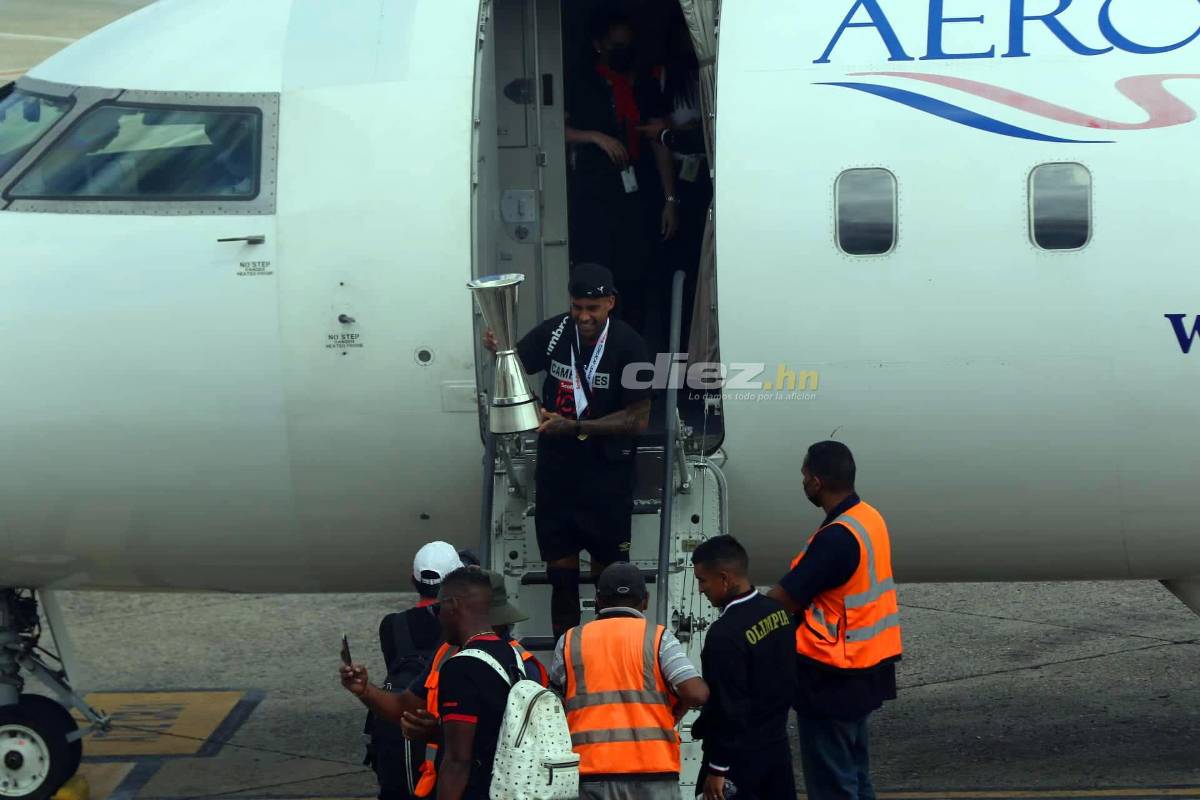 La llegada triunfal del campeón Olimpia a Honduras: La locura del ‘Patón’, el recibimiento a Bengtson y ¿quién bajó la copa?