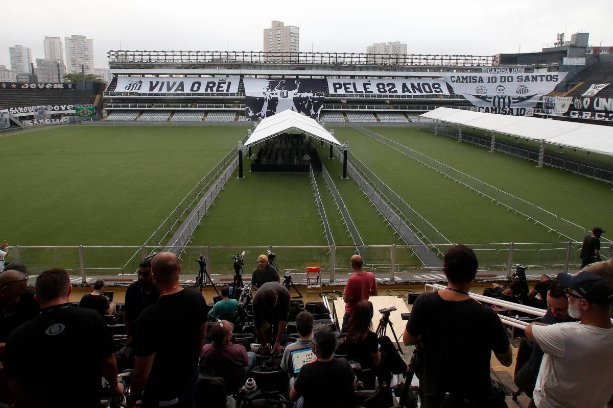 Fotos: Centenares de brasileños dan su último adiós al “rey” Pelé en el estadio del Santos