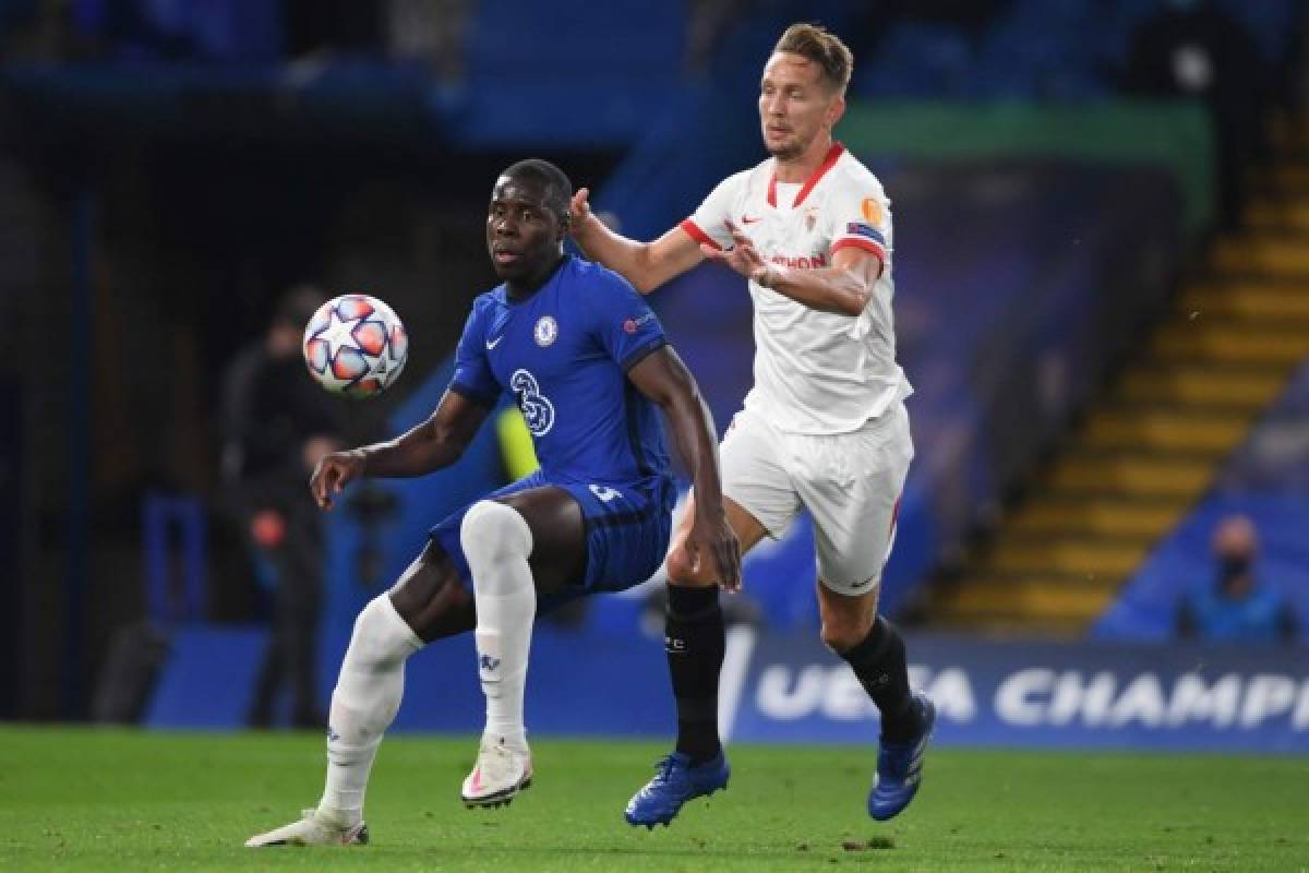 Chelsea's French defender Kurt Zouma (L) vies with Sevilla's Dutch forward Luuk De Jong during the UEFA Champions League first round Group E football match between Chelsea and Sevilla at Stamford Bridge in London on October 20, 2020. (Photo by Mike Hewitt / POOL / AFP)