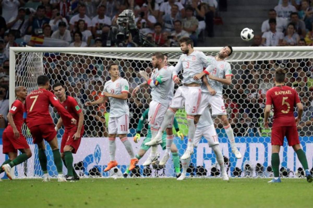 NO VISTE EN TV: La cara de Cristiano Ronaldo antes del tiro libre y lo que hizo De Gea tras el juego