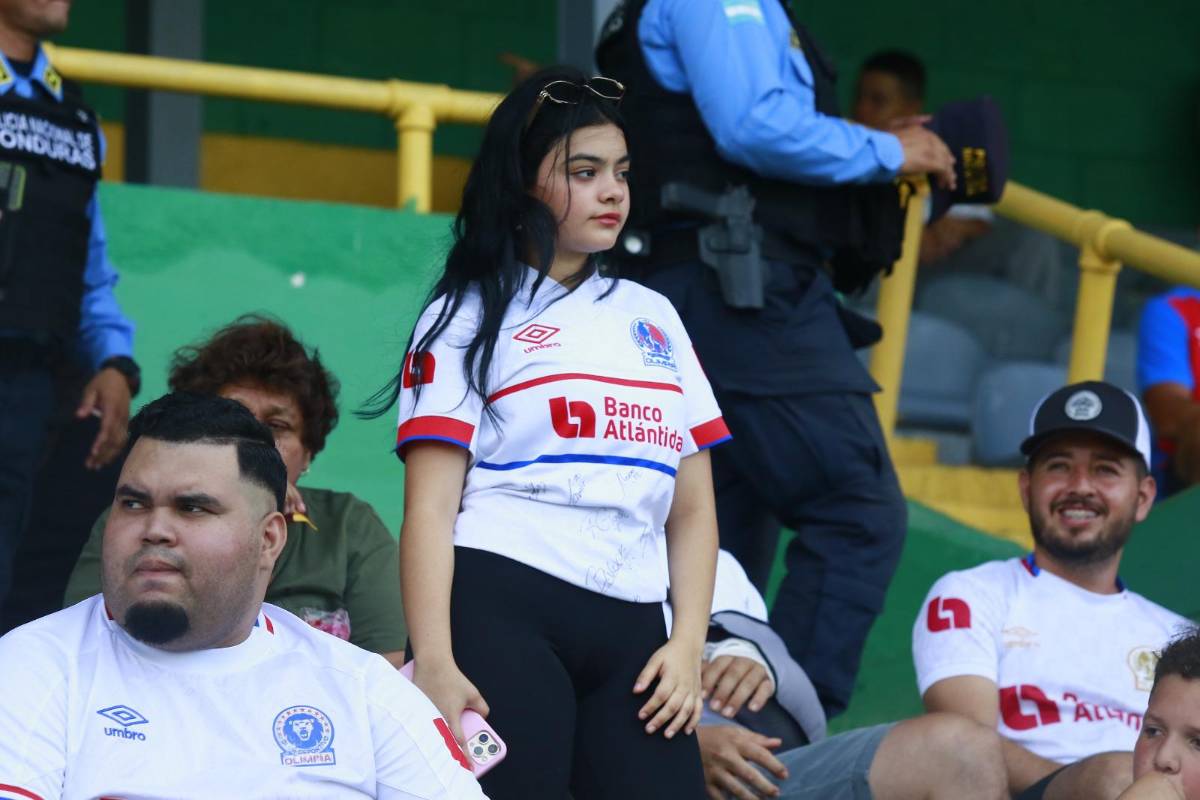 ¿Quién es la de verde? Las hermosas mujeres enamoraron en el Estadio Morazán