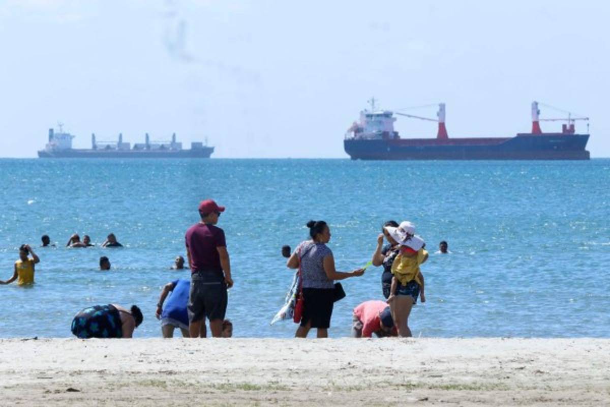 Fotos: Hondureños se van a las playas a pesar de alerta roja por coronavirus