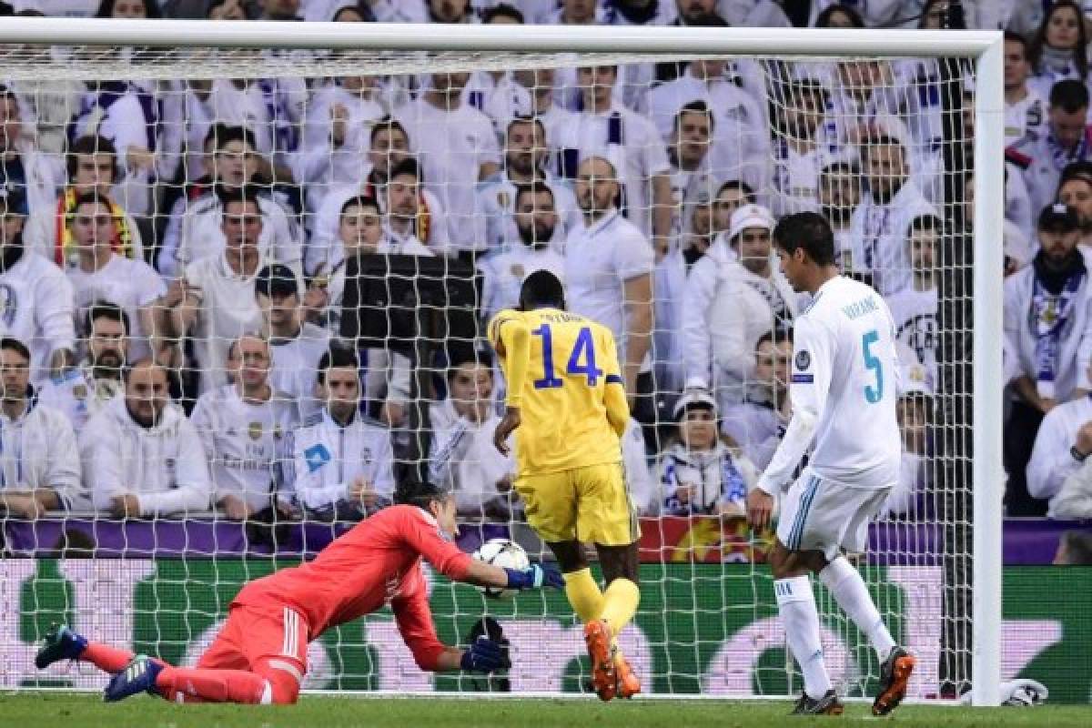 Juventus' French midfielder Blaise Matuidi (C) scores against Real Madrid's Costa Rican goalkeeper Keylor Navas during the UEFA Champions League quarter-final second leg football match between Real Madrid CF and Juventus FC at the Santiago Bernabeu stadium in Madrid on April 11, 2018. / AFP PHOTO / JAVIER SORIANO