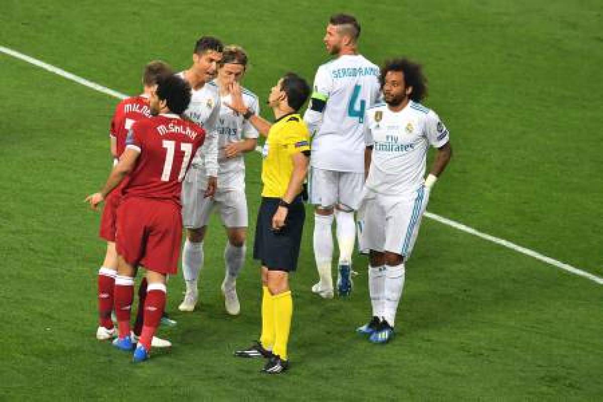Real Madrid's Portuguese forward Cristiano Ronaldo (3rd L) discusses with Serbian referee Milorad Mazic (3rd R) during the UEFA Champions League final football match between Liverpool and Real Madrid at the Olympic Stadium in Kiev, Ukraine on May 26, 2018. / AFP PHOTO / Sergei SUPINSKY