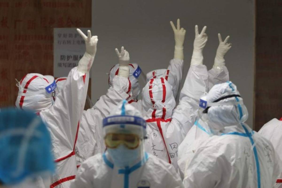 Así celebran médicos chinos en Wuhan tras el primer día sin casos de coronavirus