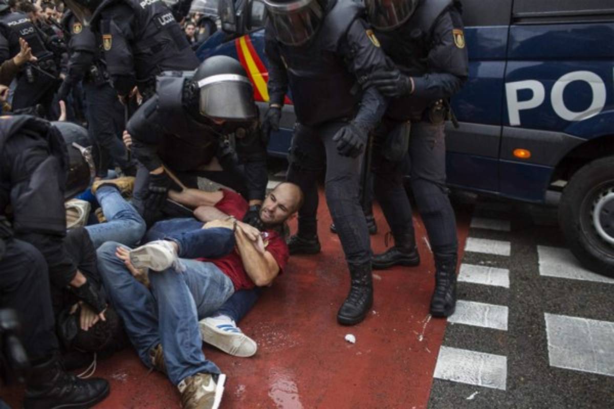 ¡Decenas de heridos! Las imágenes del choque de policía con catalanes a favor de independencia