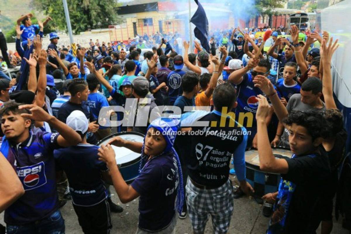 ¡IMPRESIONANTE! La afición de Motagua llena el Nacional en la final ante Platense