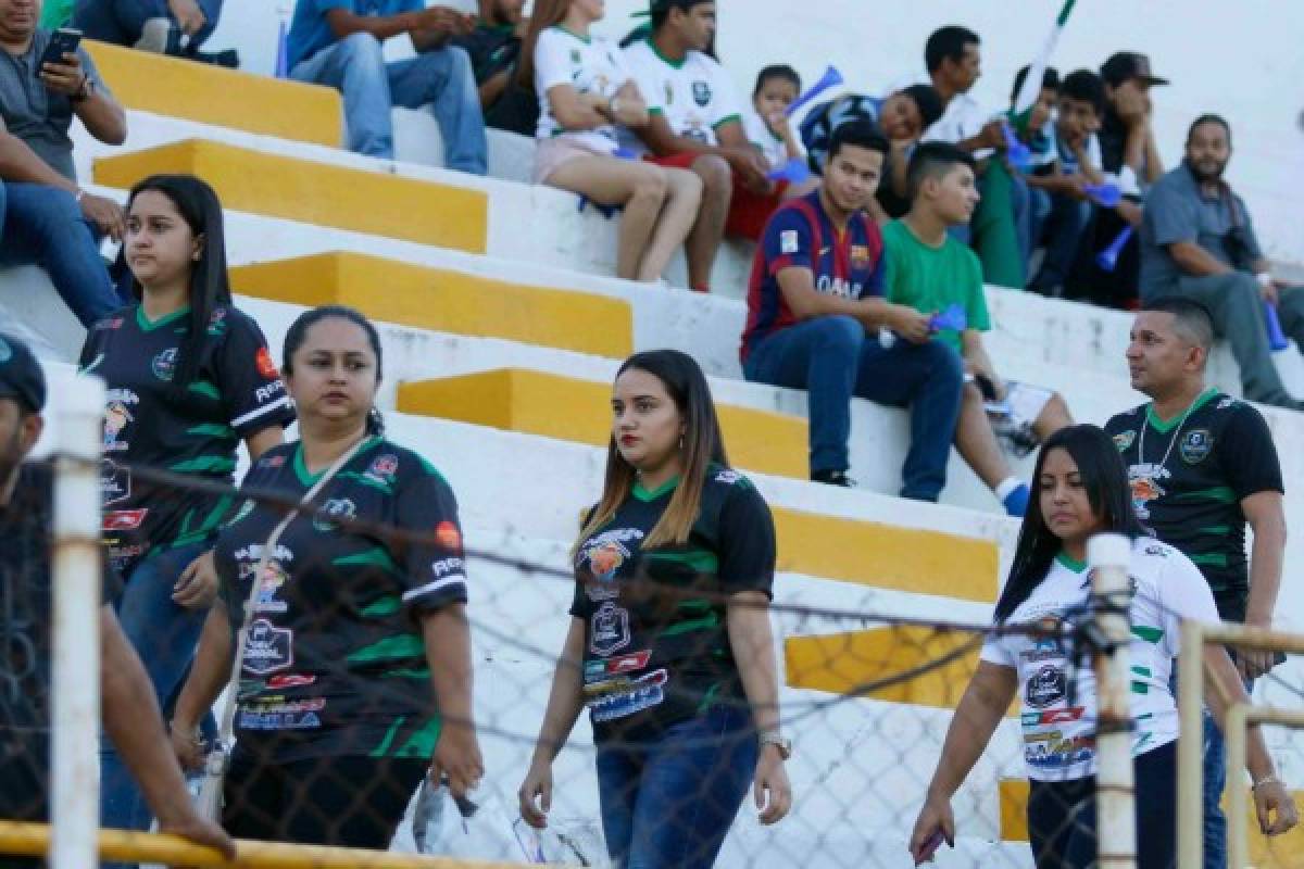 Bellas chicas, el curioso sistema de riego y la Copa en la final del Ascenso