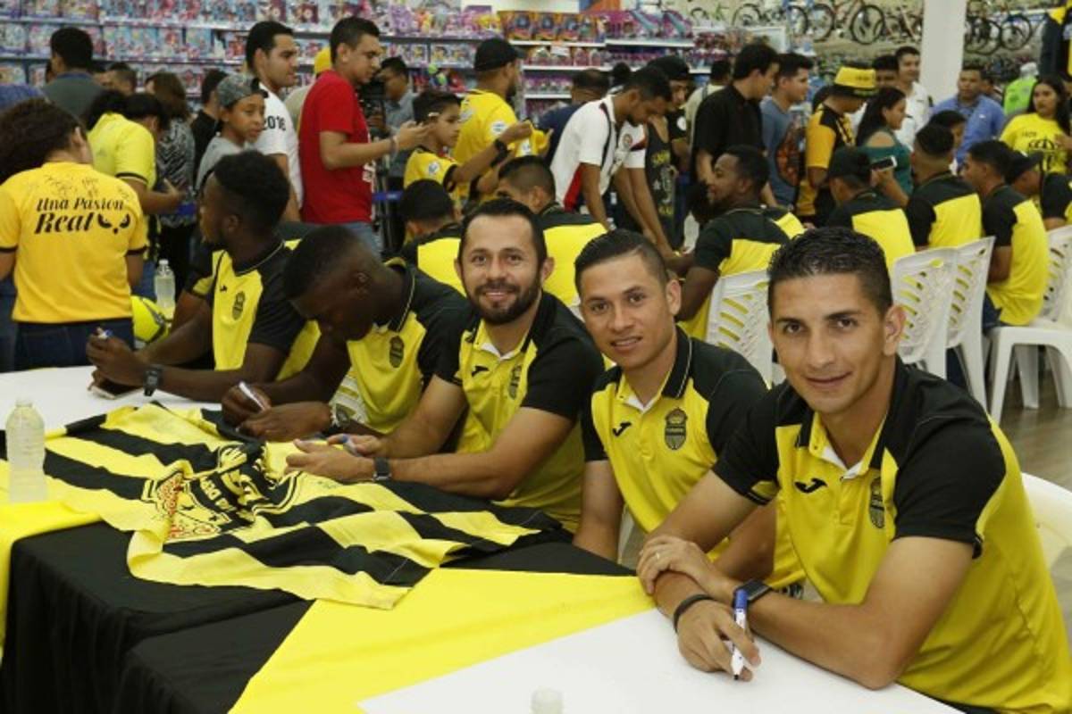 FOTOS: Real España comparte con sus aficionados en la tienda DIUNSA