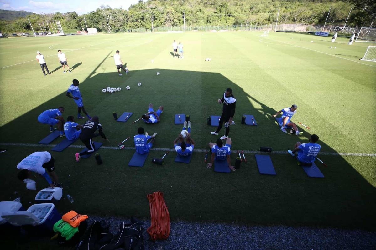 Honduras ya se entrenó con dos legionarios: La visita que sorprendió en la 'H' y, ¿se le fue la mano a Menjívar?