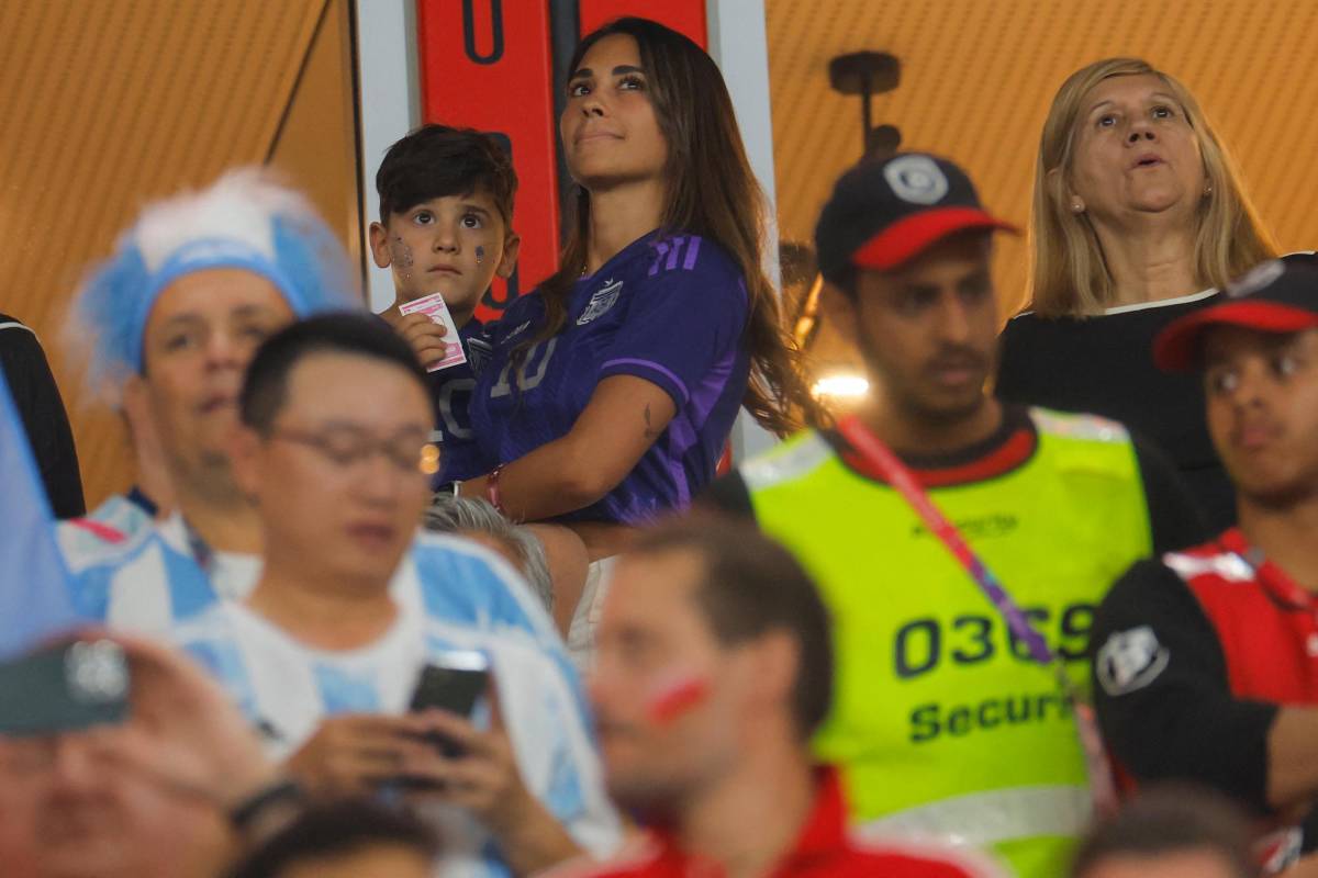 No se vio por TV: Hijos de Messi y sus relajos en el palco, el enojo de Antonela y el amigo de Maradona