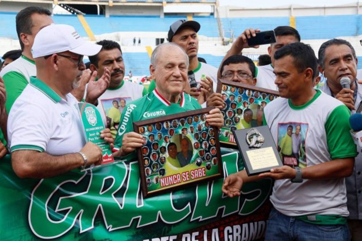 En fotos: Chelato Uclés se emociona en lindo homenaje que le realizó Marathón  