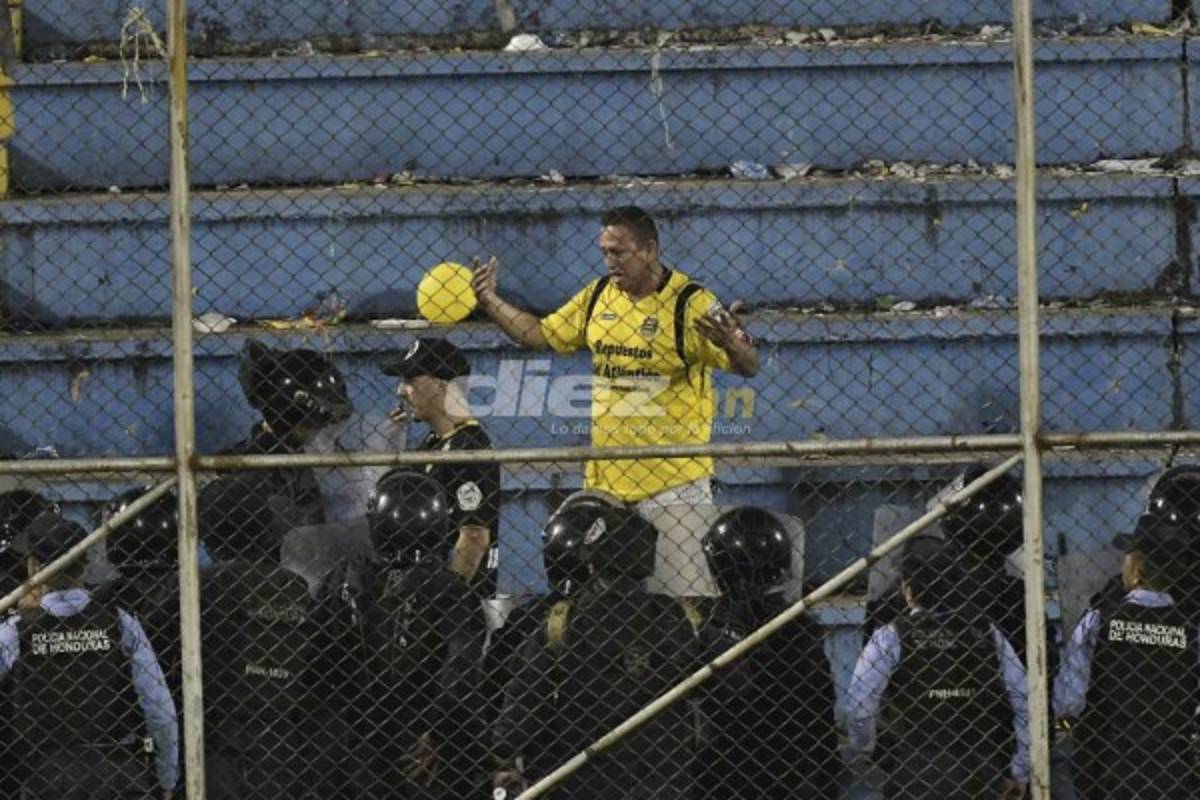 FOTOS: Reclamos, altercados y bombas lacrimógenas en el estadio Morazán