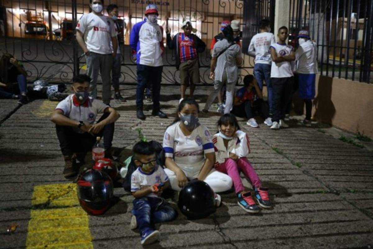 FOTOS: La UltraFiel y su banderazo a Olimpia fuera del estadio Nacional