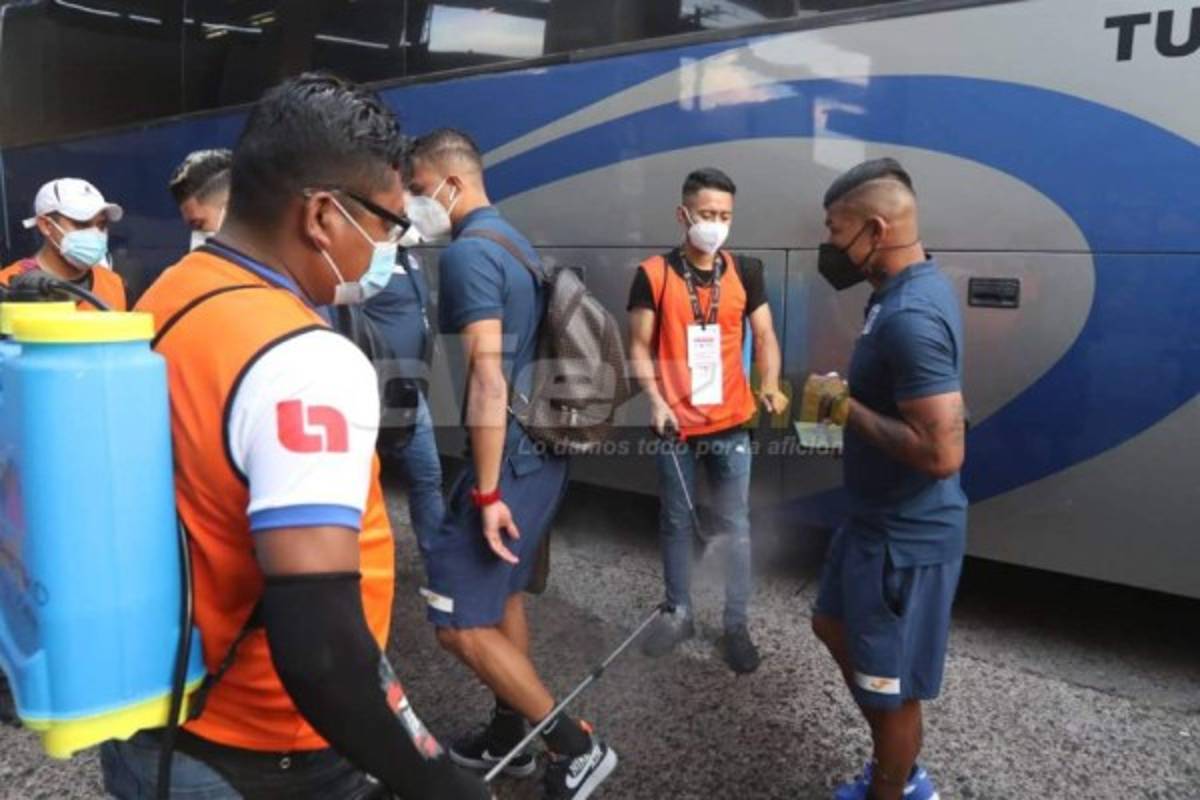 Hinchas merengues inundan los alrededores del Nacional con los colores del Olimpia previo al duelo ante Motagua