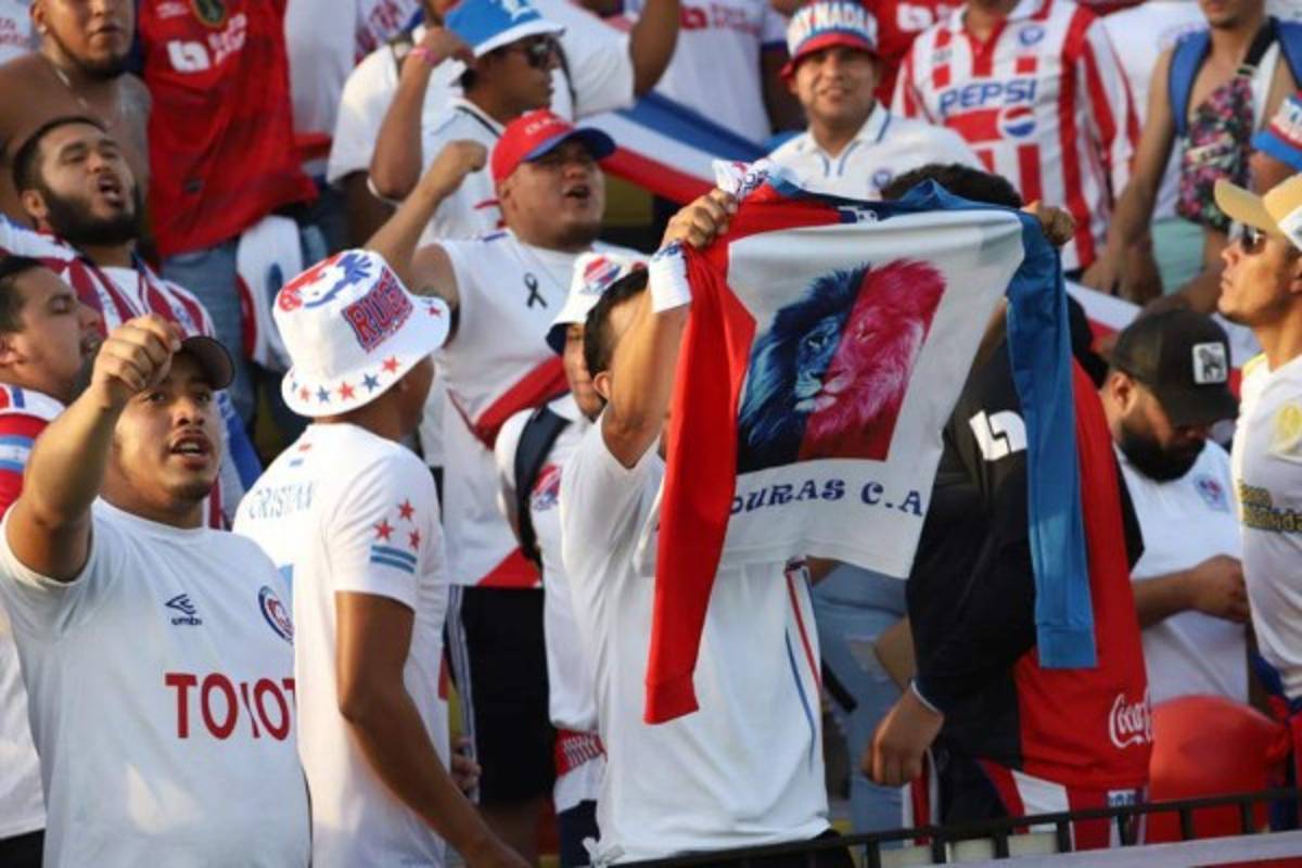 La catracha de rizos 'radiantes', Troglio aclamado y el hincha de lujo en las gradas del amistoso de Olimpia