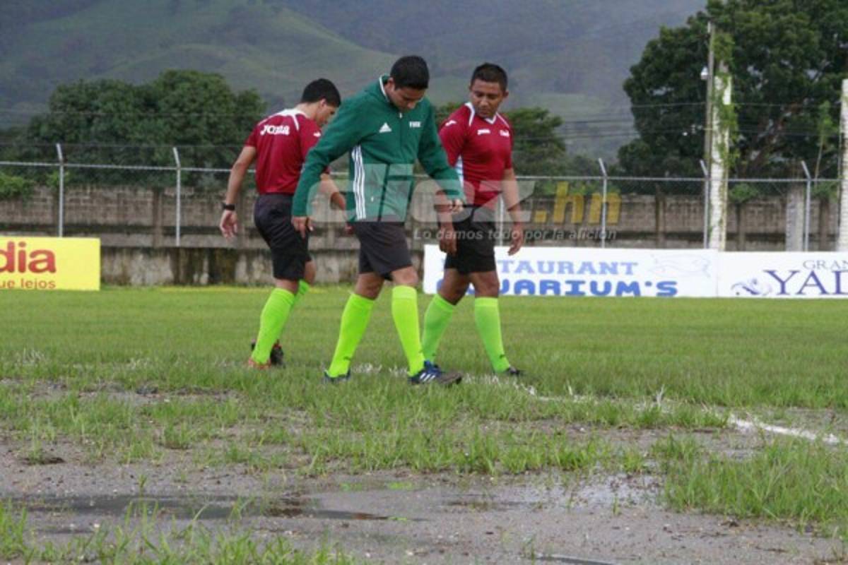 Así de deteriorada luce la cancha del estadio Francisco Martínez de Tocoa
