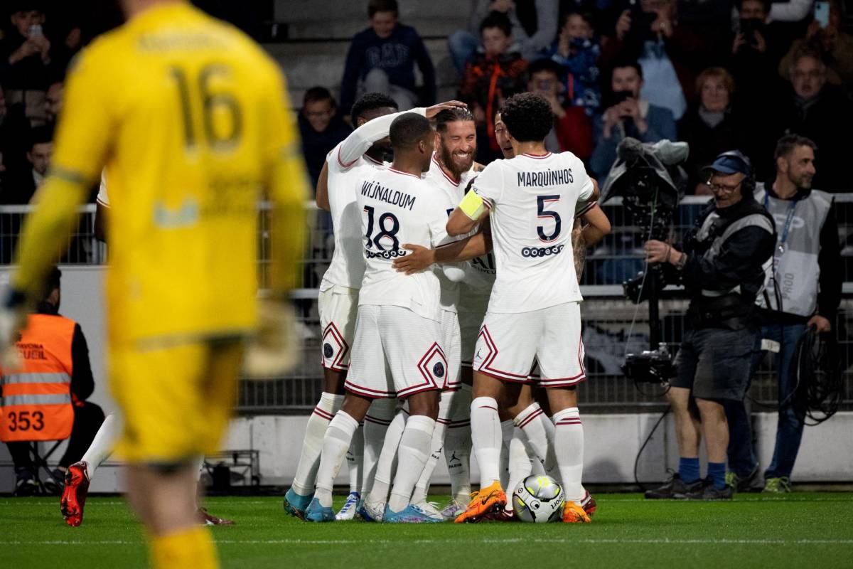 Sergio Ramos marcó su segundo gol con la camisa del PSG. Especialidad de la casa. Otro gran cabezazo. AFP